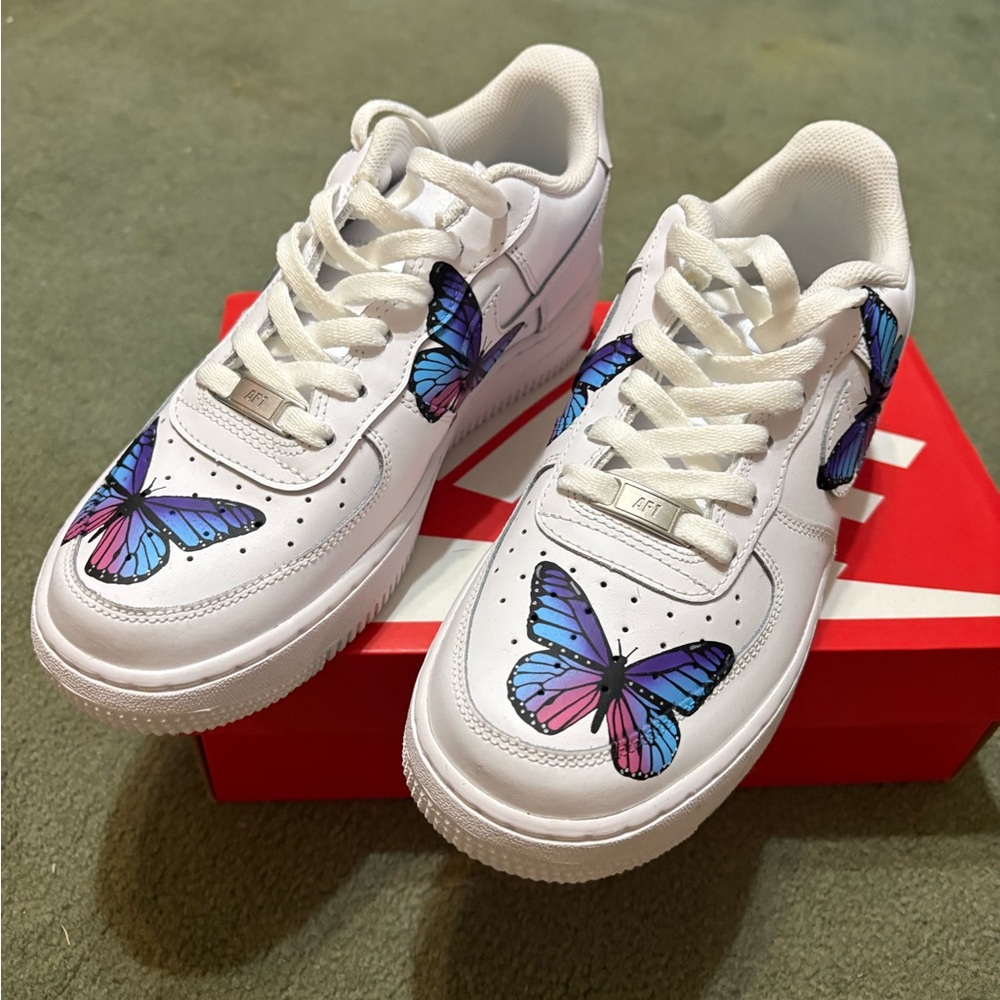 Nike White Mesh Sneakers - Picture 2 of 8